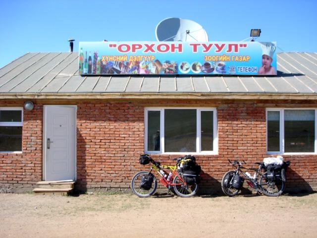 mong05__cycling__roadhouse.jpg