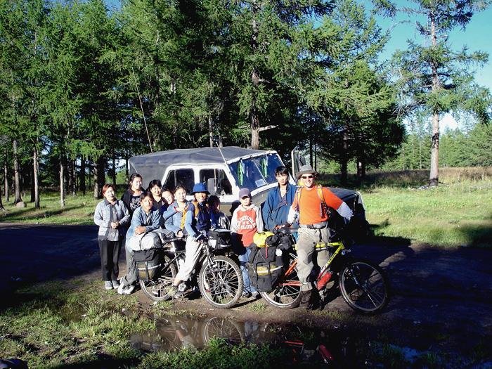 mong05__cycling_w_jeepcrew.jpg