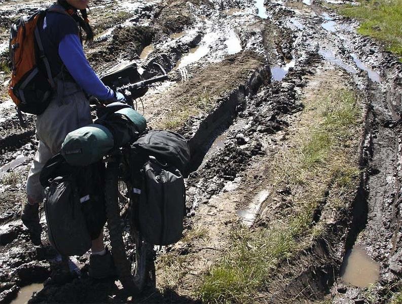mong05__cycling_yan_in_mud.jpg