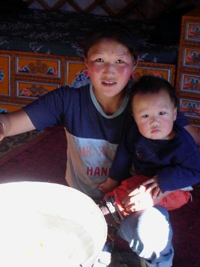 mong05__ger_mom_baby_milk.jpg