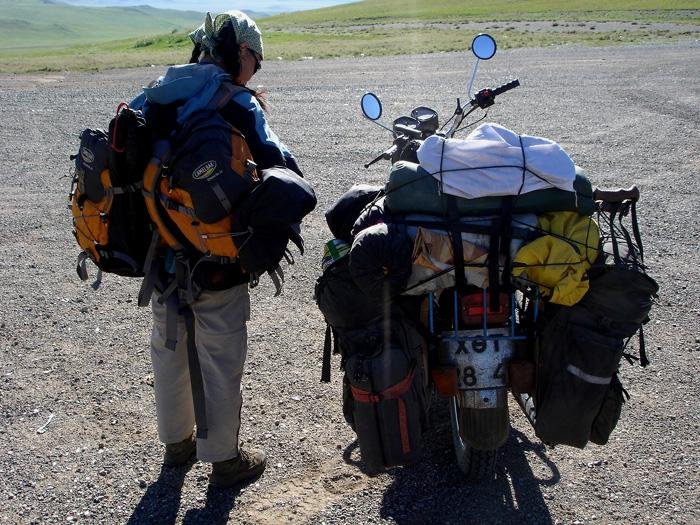 mong05__moto_yan_w_load.jpg