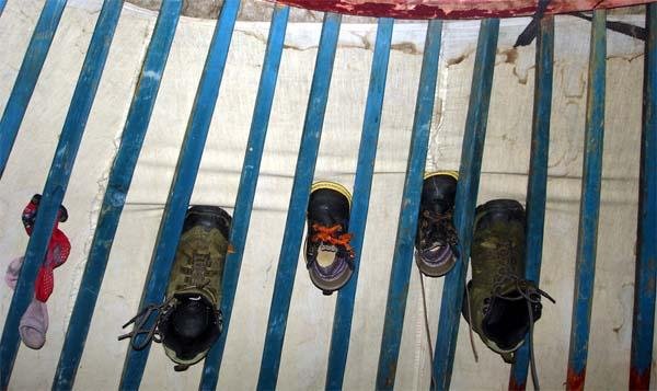 mong05__shoes_drying_in_ger.jpg